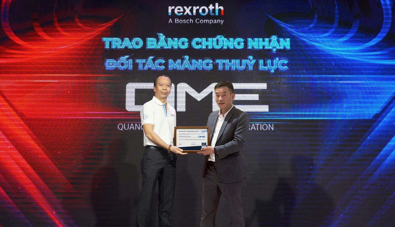 đại diện QME nhận chứng nhận CE partner lần thứ 1
