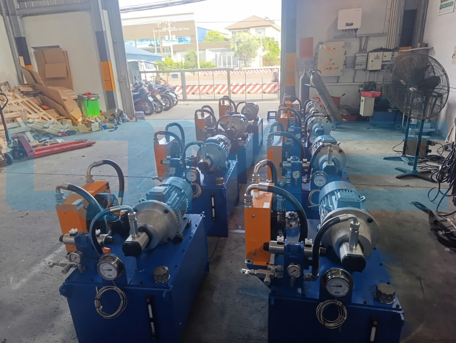 Hydraulic power unit controlling cylinders