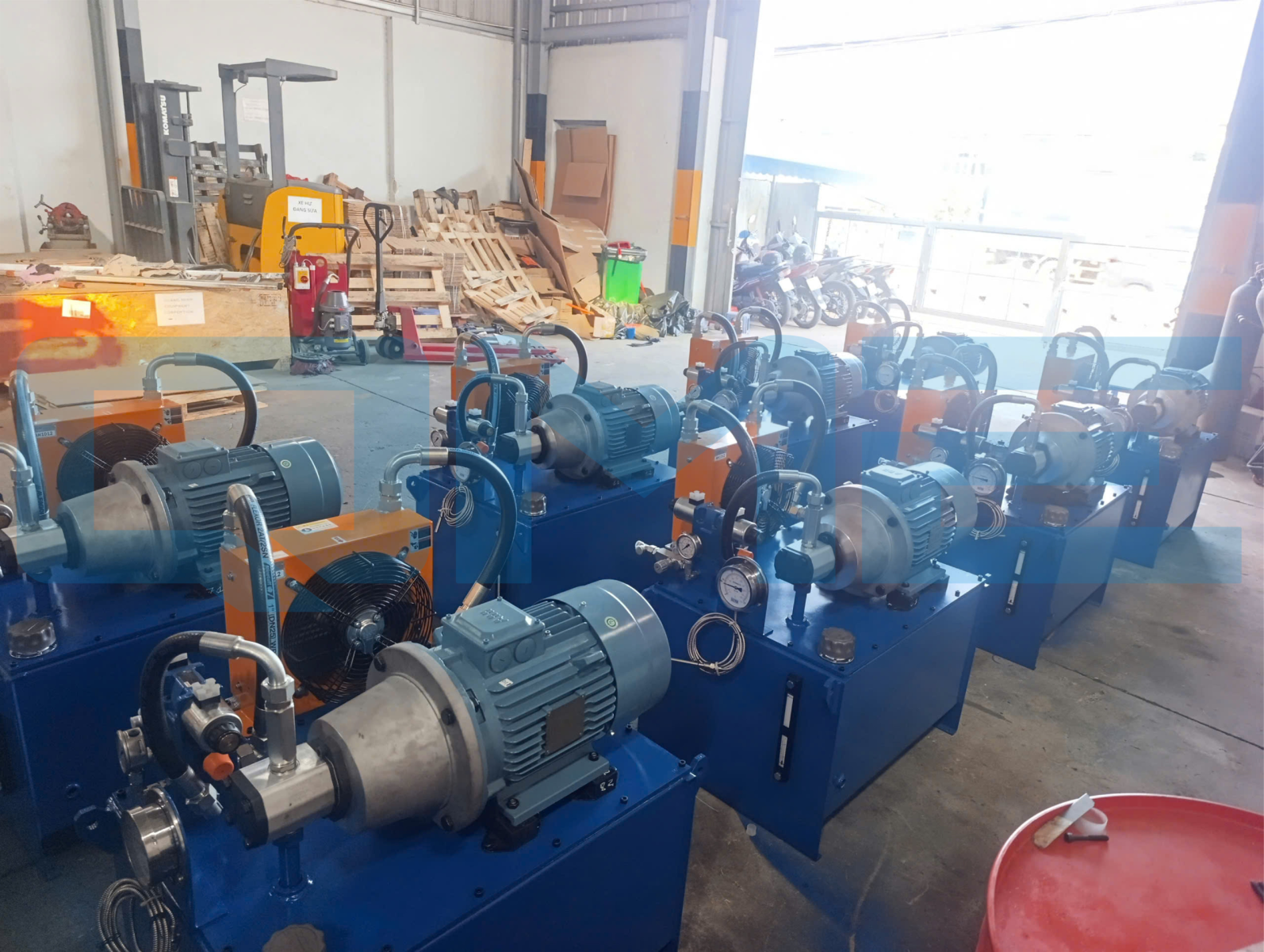 Hydraulic power unit controlling cylinders for steel plants